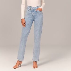 Abercrombie & Fitch
Ultra High Rise 90s Straight Cross Jean
Size: 10 - 32